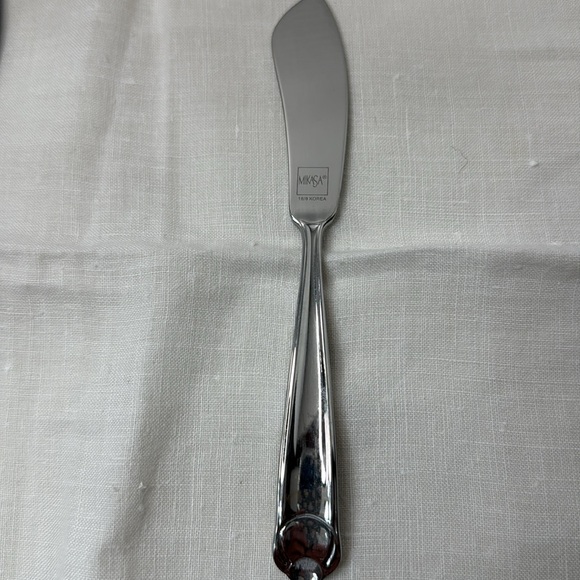 Lot of 2 Mikasa Classico Satin Frosted Stainless Flat Handle Butter Spreaders - Picture 5 of 7